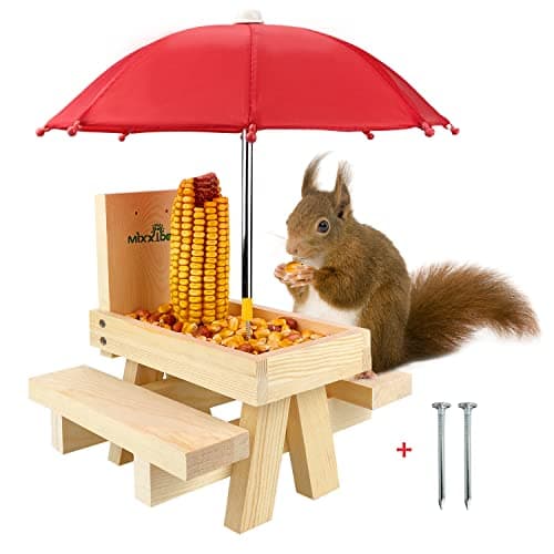 Comedero MIXXIDEA para Ardillas con Sombrilla, Mesa Picnic de Madera Robusta y Portamazorcas con 2 Bancas Gruesas