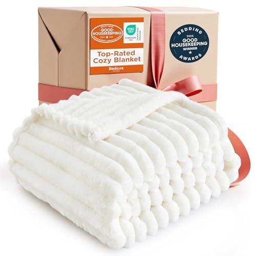 Manta Bedsure GentleSoft Blanca para Sofá: Suavidad y Estilo