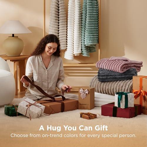 Manta Bedsure GentleSoft Blanca para Sofá: Suavidad y Estilo