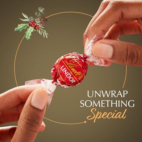 Miniatura de Lindt LINDOR: Trufas de Chocolate Navideñas Surtidas, 3.0 oz (Paquete de 2) 5