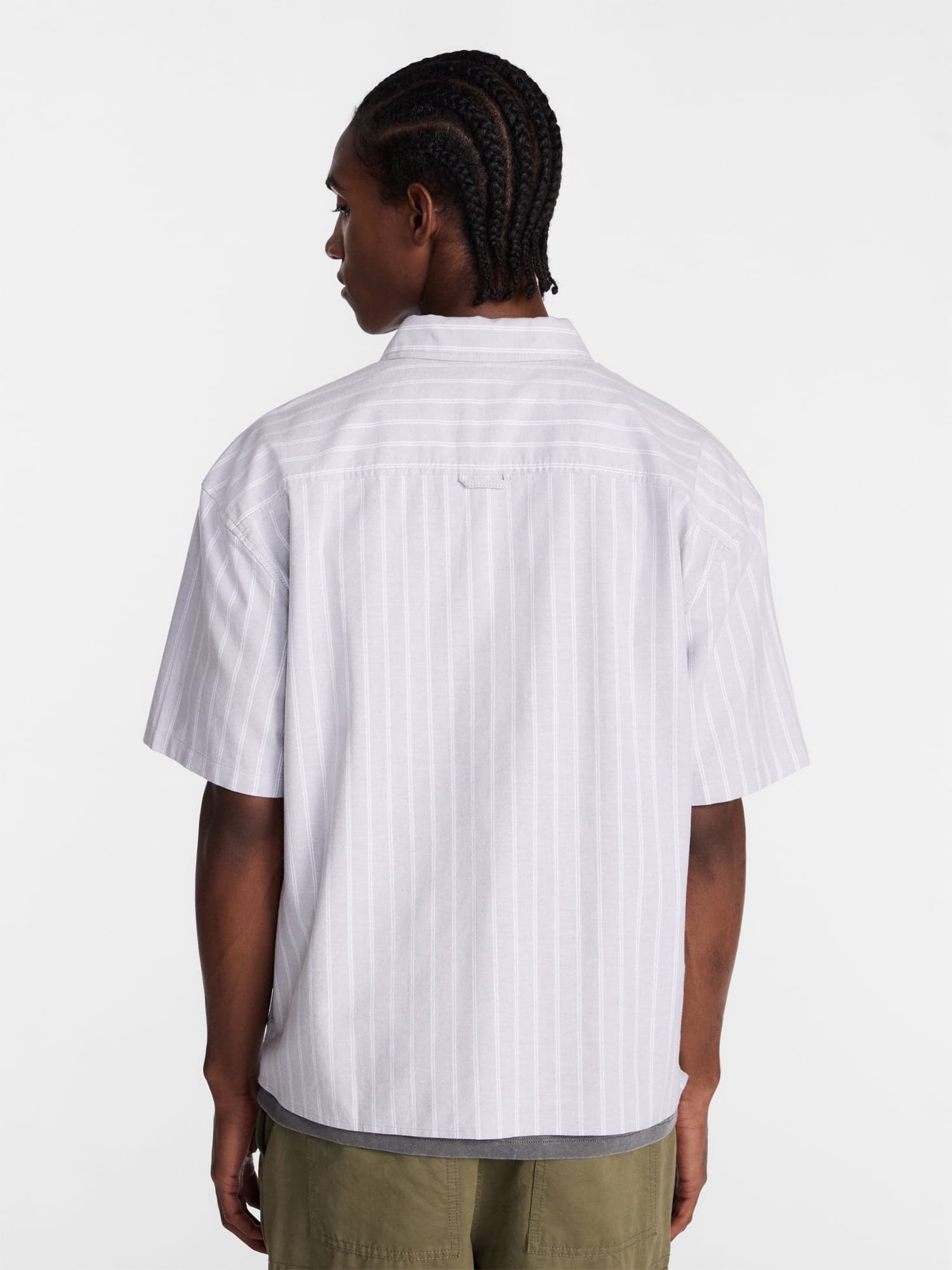 Camisa Oxford de algodón manga corta y corte boxy para hombre No Boundaries (2 colores)